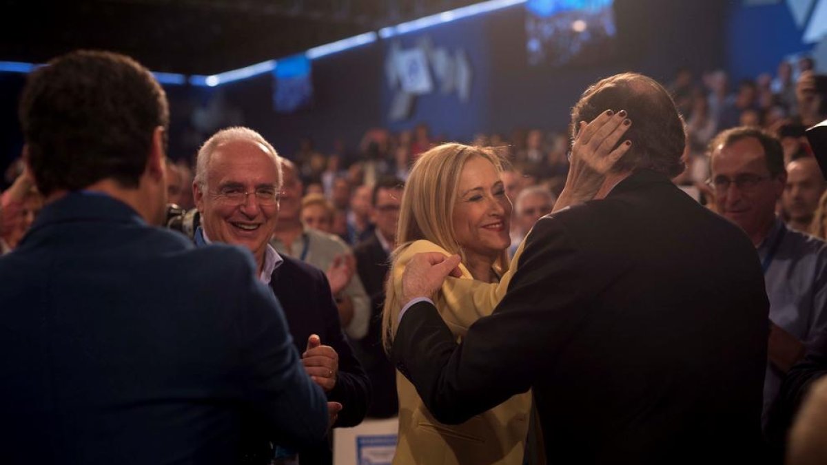 Cristina Cifuentes se saluda con Mariano Rajoy, ayer, en la convención del PP en Sevilla.