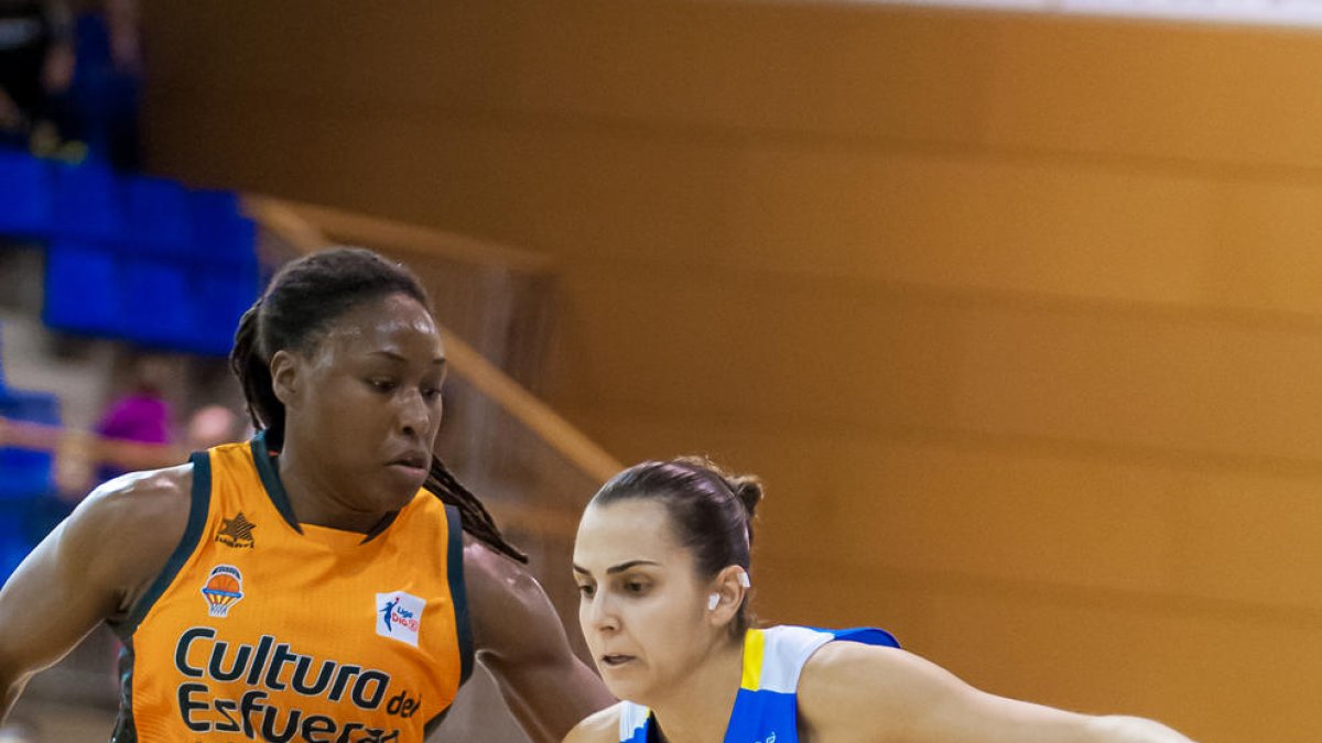 Andrea Vilaró, una de les destacades, bota la pilota davant de Davis.