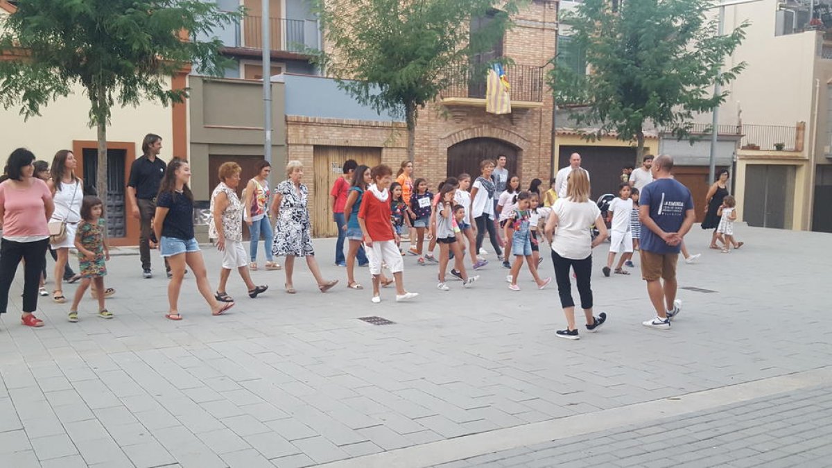 Taller organitzat dijous passat per assajar els passos de la dansa ‘La Galop de Balaguer’.