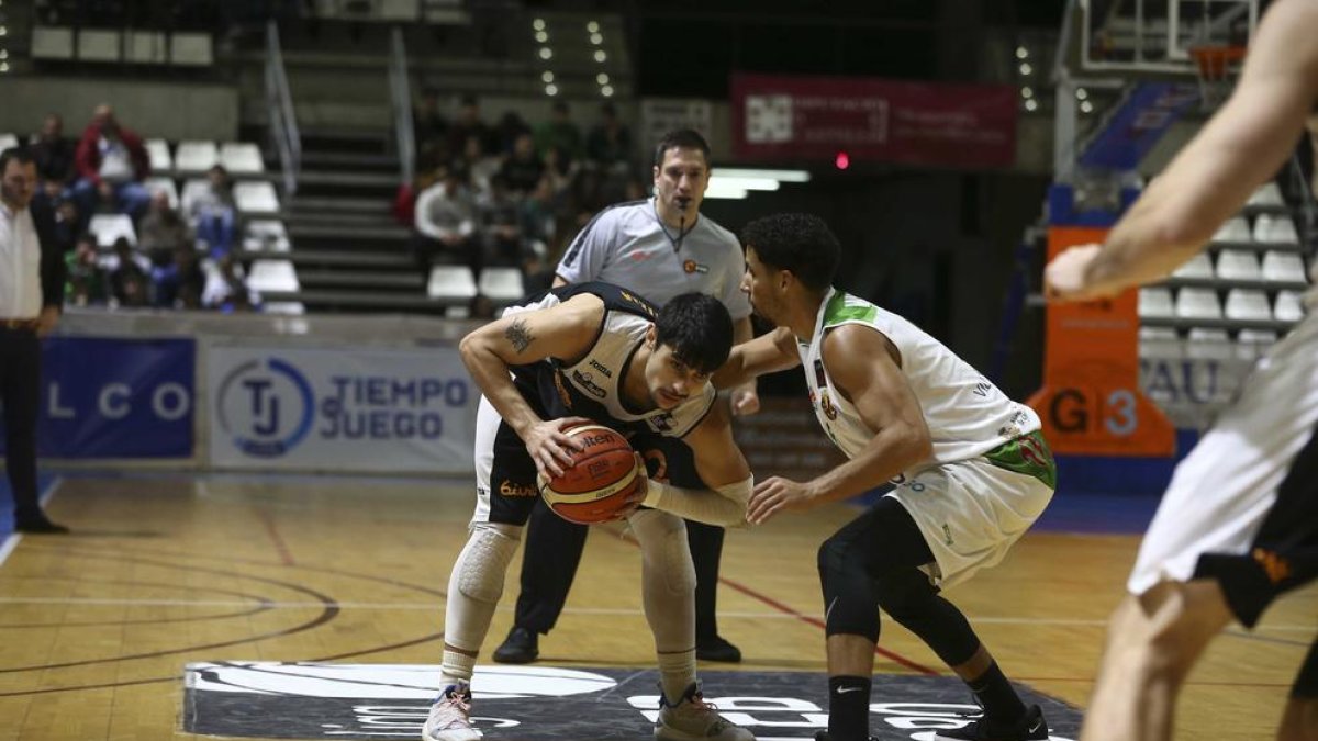 Quintela, muy acertado ayer en ataque, controla el balón ante el marcaje de un rival.
