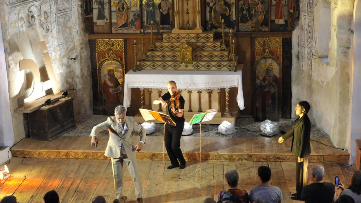 El violinista Joel Bardolet y los bailarines de la compañía Mal Pelo, el jueves en la iglesia de Son.