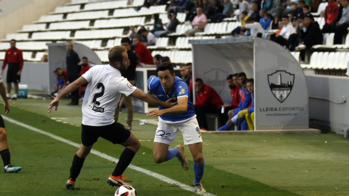 Pedro Martín intenta superar a la banda dreta Badal, en una acció de la segona part.