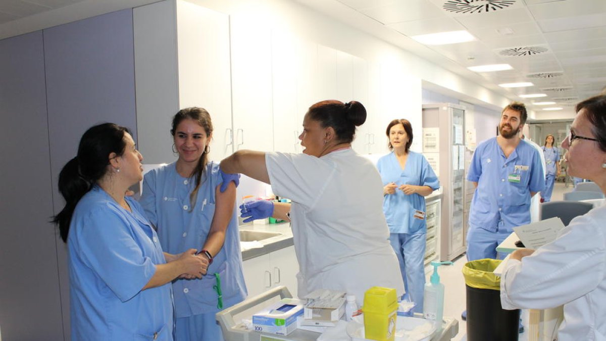 Vacunación a profesionales contra la gripe  -  Profesionales de la salud de Lleida se vacunaron ayer contra la gripe en el marco de la campaña V de Vacuna’t, concentrada en un solo día. El objetivo es incrementarla entre los profesionales. En  ...