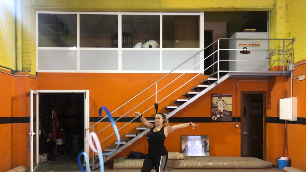 Marina Casals, al garatge on entrena els seus gimnastes.