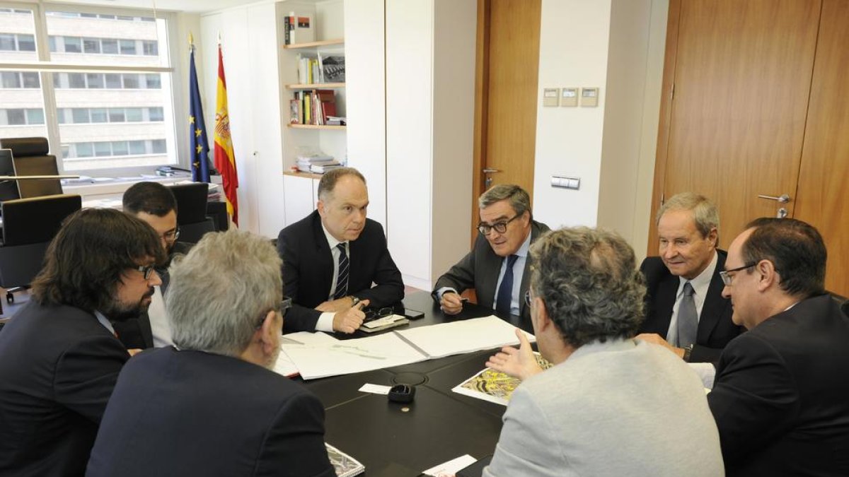 Imatge de la reunió d’ahir amb representants d’Adif, de la Paeria, la Generalitat i el PP.