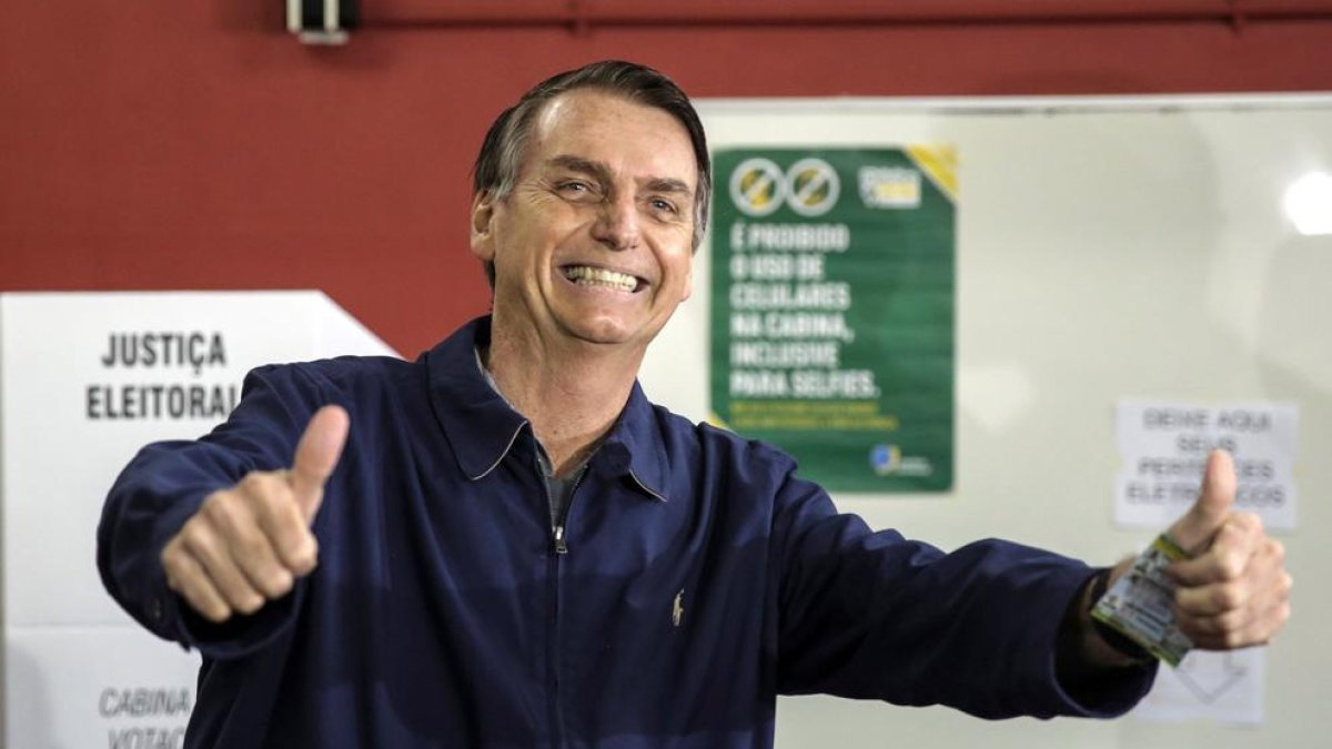 El candidato ultraderechista Jair Bolsonaro, tras votar ayer.