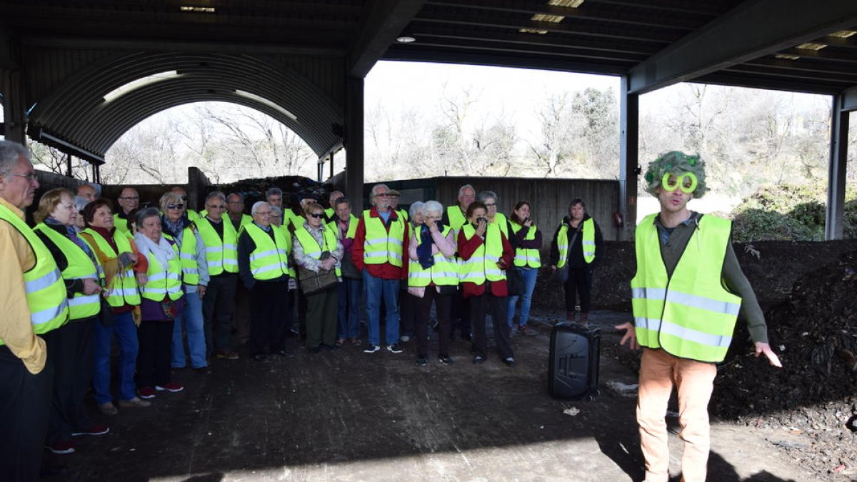Imagen de la visita teatralizada en el vertedero del Alt Urgell.