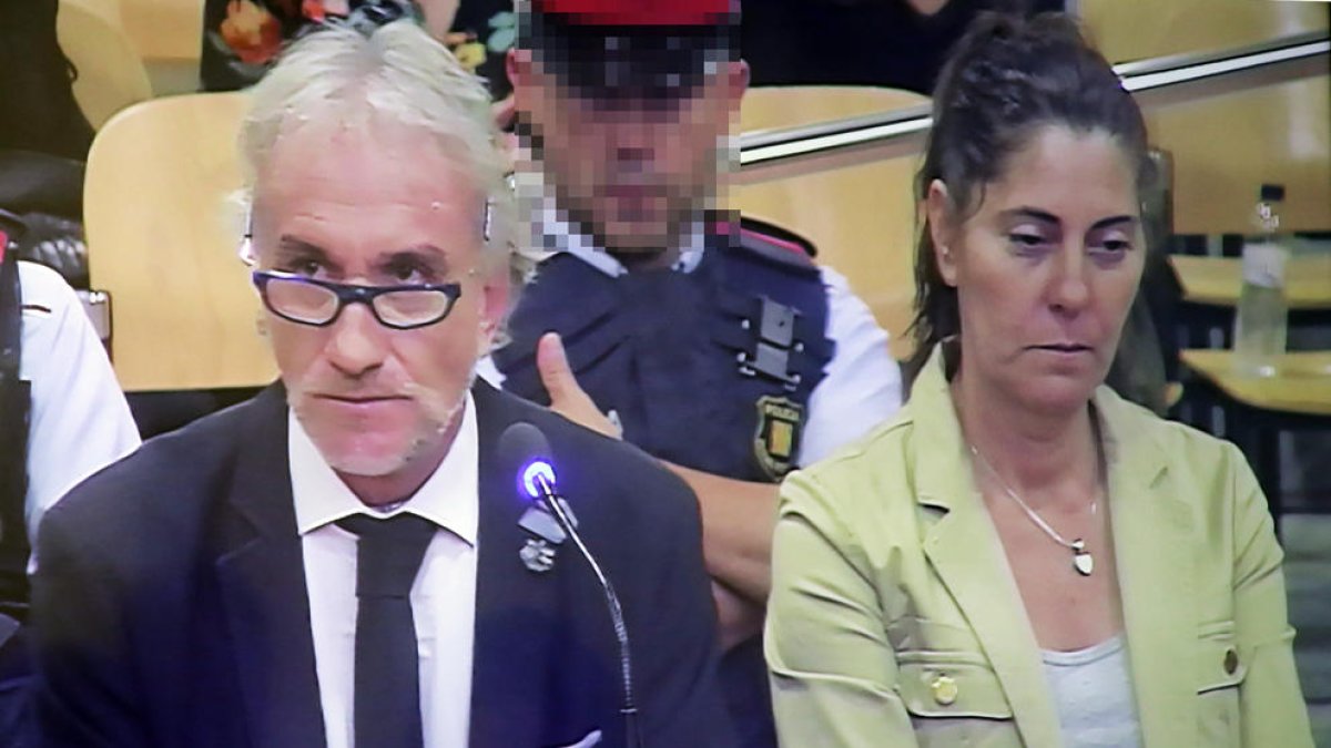 Los acusados, Fernando Blanco y Margarita Garau, durante la celebración del juicio entre los días 2 y 5 del pasado mes de octubre en la Audiencia Provincial de Lleida.