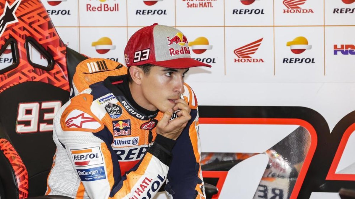 Marc Màrquez, ahir al seu box, en un moment de la primera jornada d’entrenaments.