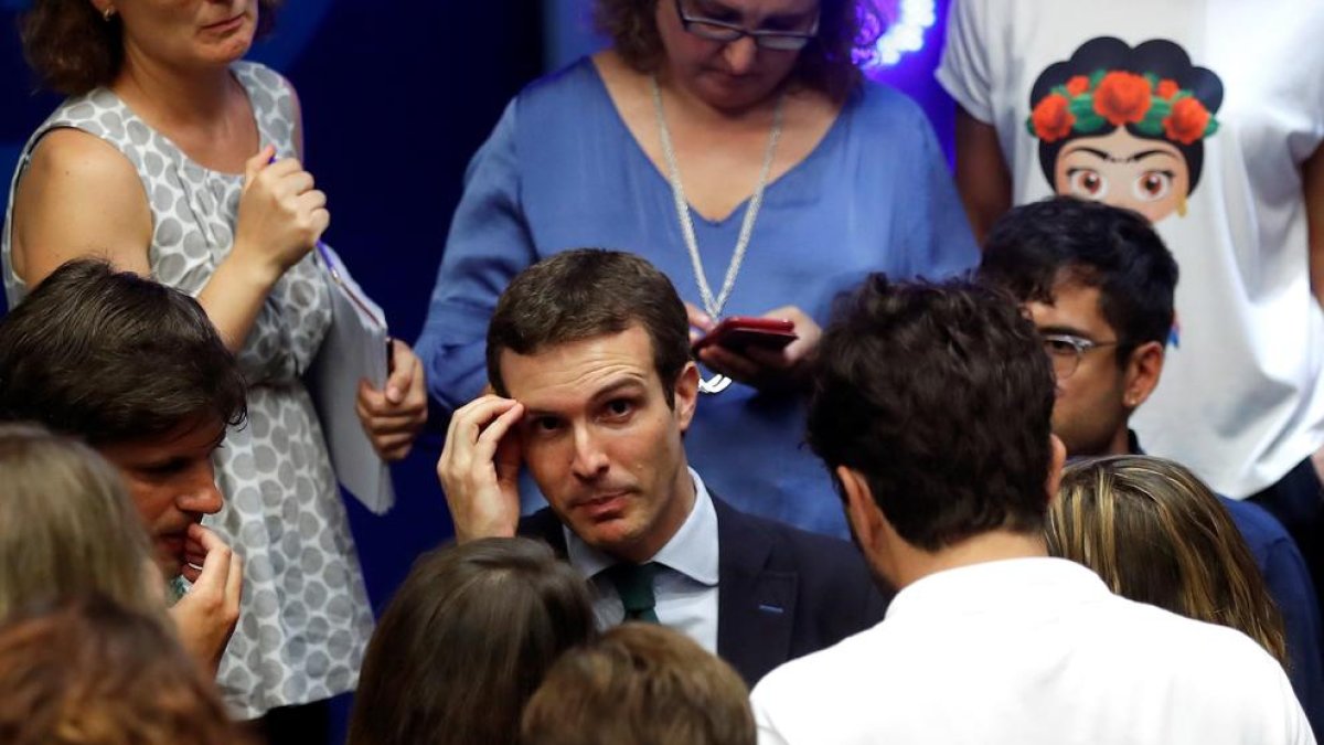 Pablo Casado, junto a los periodistas tras su comparecencia del lunes en la sede nacional del PP.