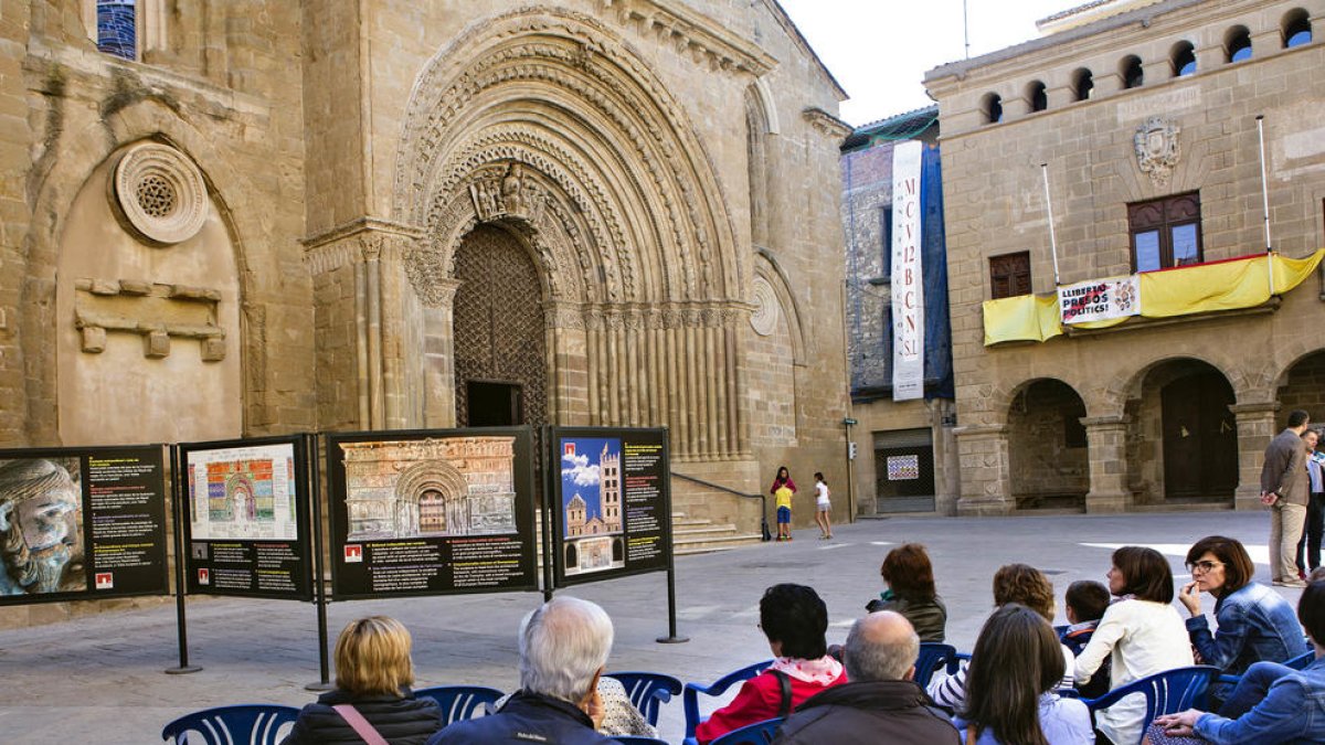 La exposición está situada justo delante de la portalada románica de la capital de la ribera del Sió.