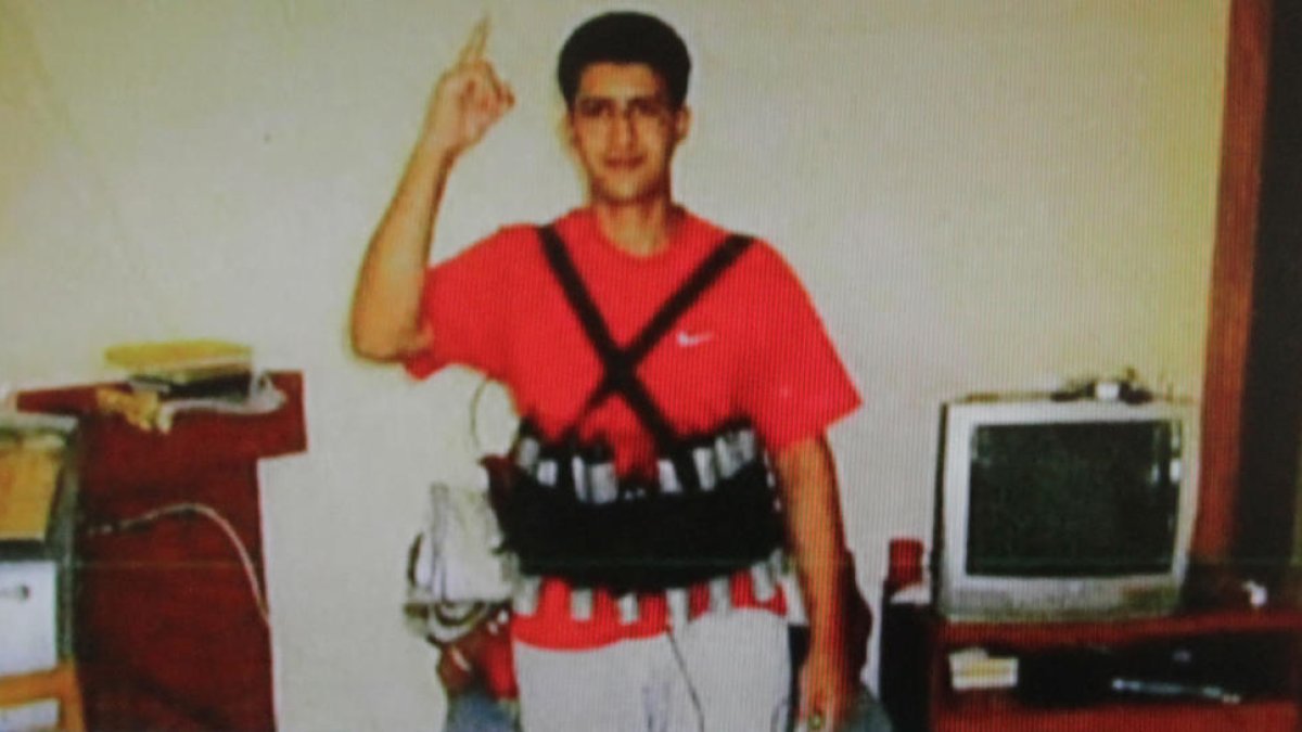 Imagen de Youssef Aalla, uno de los terroristas, portando un chaleco cargado de explosivos.