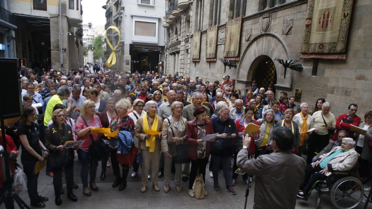 Els cantaires es van reunir de nou a la plaça de la Paeria per demanar la llibertat dels presos.