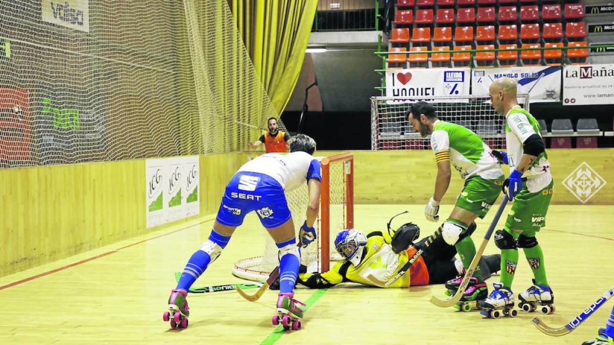 Una acció del partit que el Llista va jugar contra el Calafell.