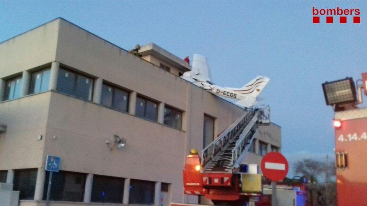 Imagen de la avioneta siniestrada contra el edificio de la gasolinera de Badia del Vallès, ayer.