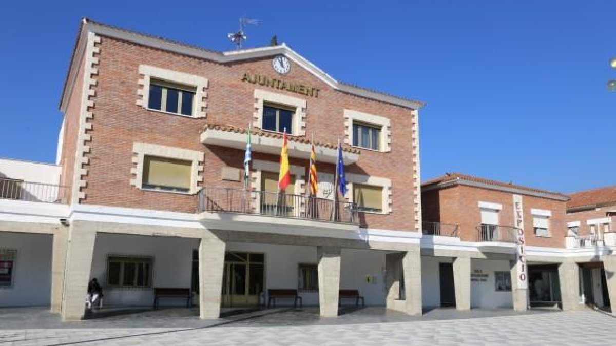 El ayuntamiento de Mequinensa, en el centro de la población.