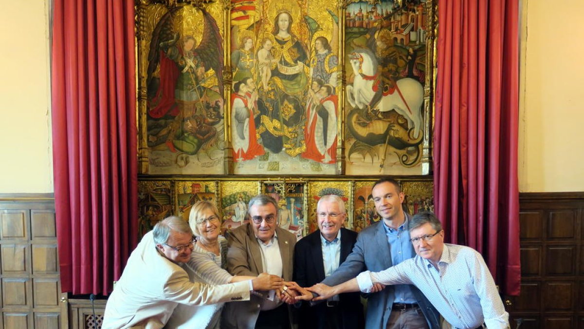 Àngel Ros i Josep M. Culleré, al centre, en la firma del conveni.