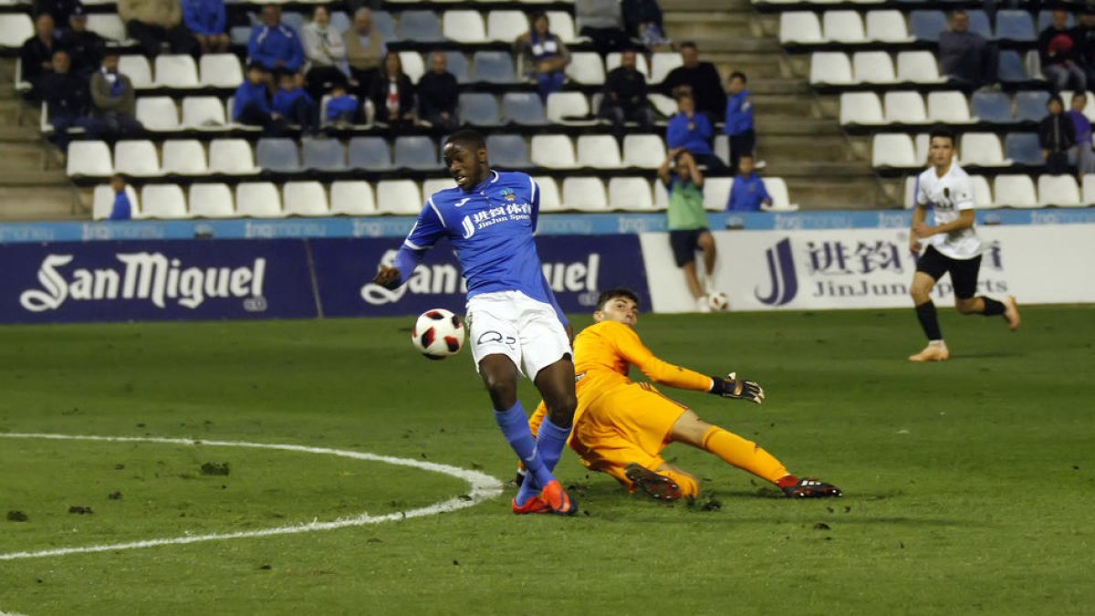 Alpha, birlando el balón a Rivero en la acción en la que consiguió el segundo gol del partido.
