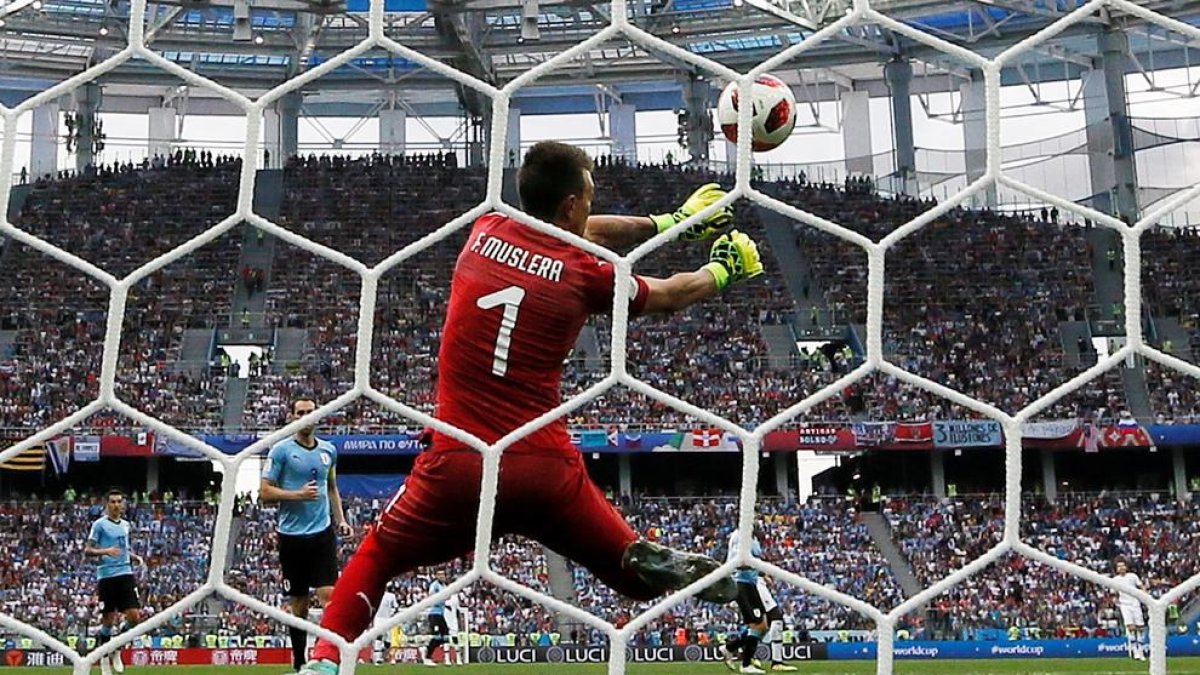 Fernando Muslera falla a la hora de atrapar el lanzamiento lejano de Griezmann, el segundo tanto.