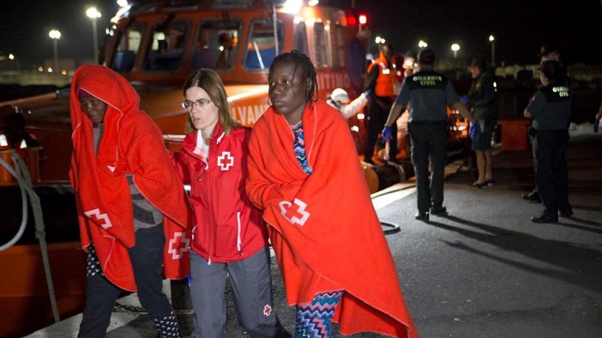 Salvamento Marítimo rescata a más de 300 personas en 7 pateras