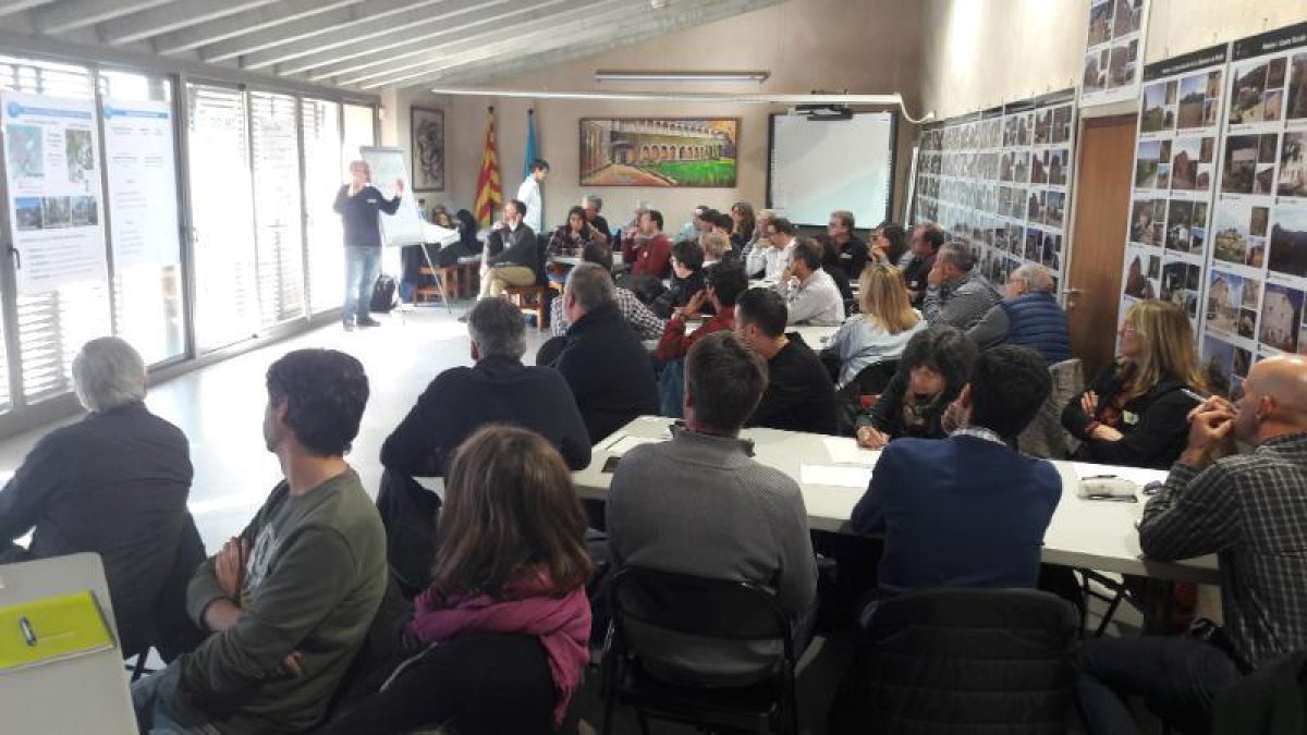 El taller que es va portar a terme ahir a la Baronia de Rialb amb persones de diferents sectors.