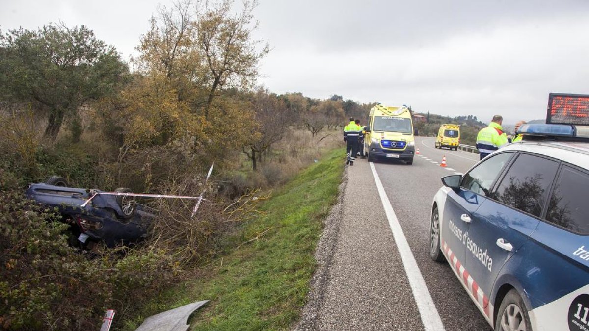 Herido leve un conductor en un espectacular accidente en Ciutadilla