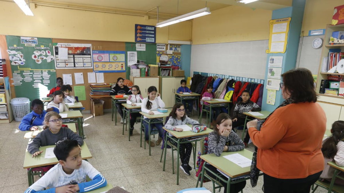 Un alumno, en la prueba de expresión oral ante dos compañeros.
