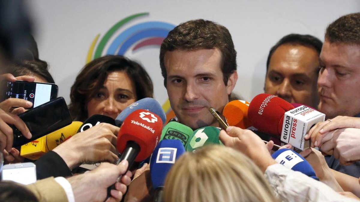 El popular Pablo Casado, ayer, rodeado de periodistas en un acto en Madrid.