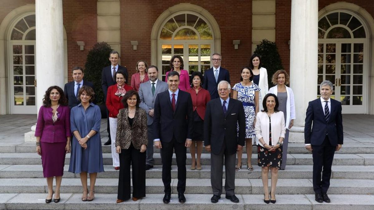 Nueva foto del Ejecutivo  -  El jefe del Gobierno, Pedro Sánchez, presidió ayer en el Palacio de la Moncloa la foto de familia de su Ejecutivo tras el relevo que hizo al frente del ministerio de Cultura y Deporte. El 8 de junio, Sánchez y sus mi ...