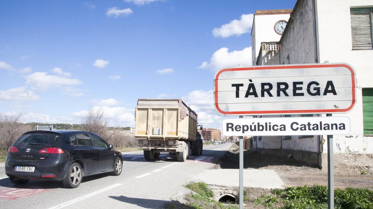 Cartel de municipio de la “República Catalana” en Tàrrega.