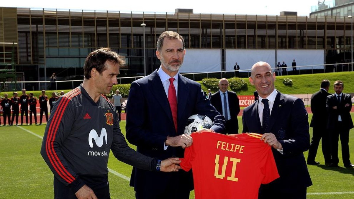 Felip VI va rebre una samarreta de mans de Lopetegui i Rubiales.