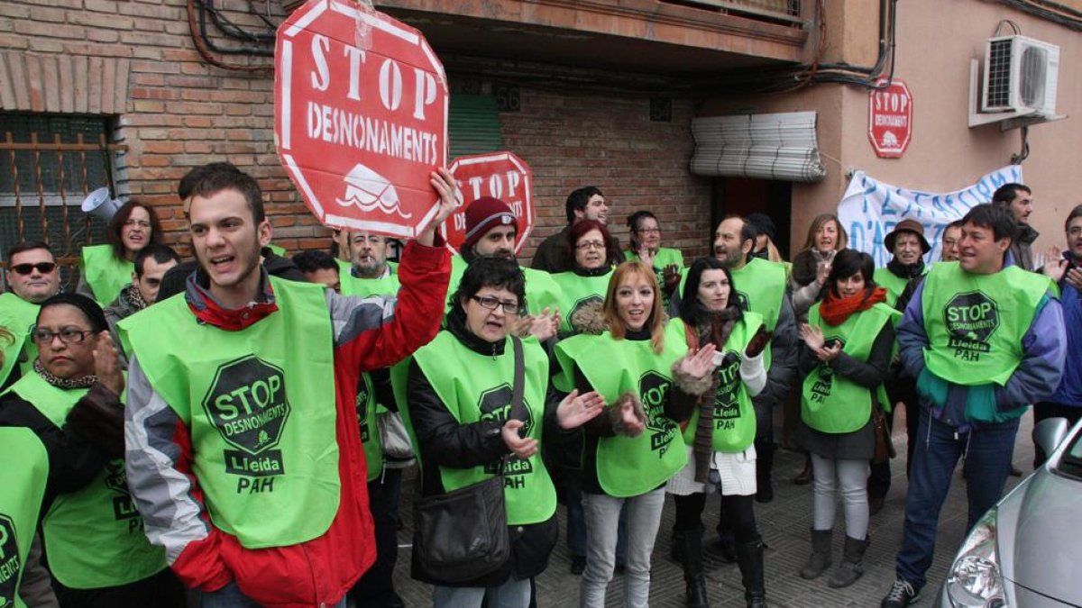 Imatge d’una protesta de la PAH per paralitzar un desnonament a Lleida.