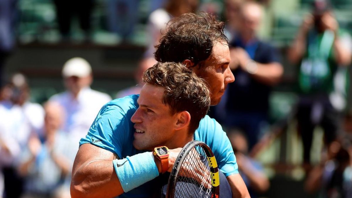 Nadal abraza al argentino Schwarztman tras el partido.