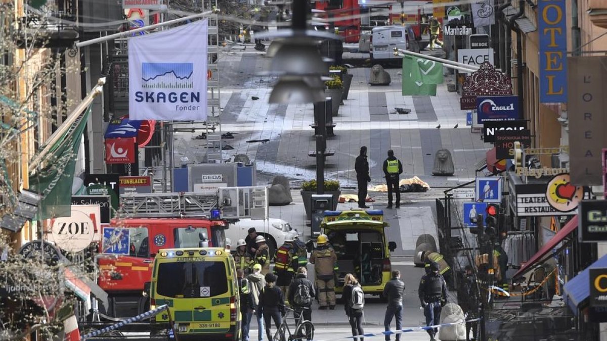 Imatge de l’atemptat al carrer Drottninggatan d’Estocolm, el 7 d’abril del 2017.