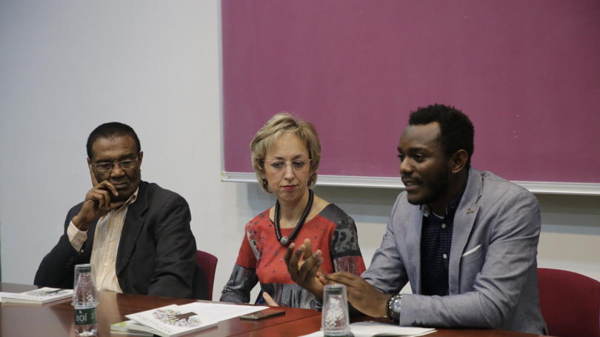 El escritor Oscar Kem-Mekah, ayer durante la presentación de ‘No hay país para negros’ en la UdL.