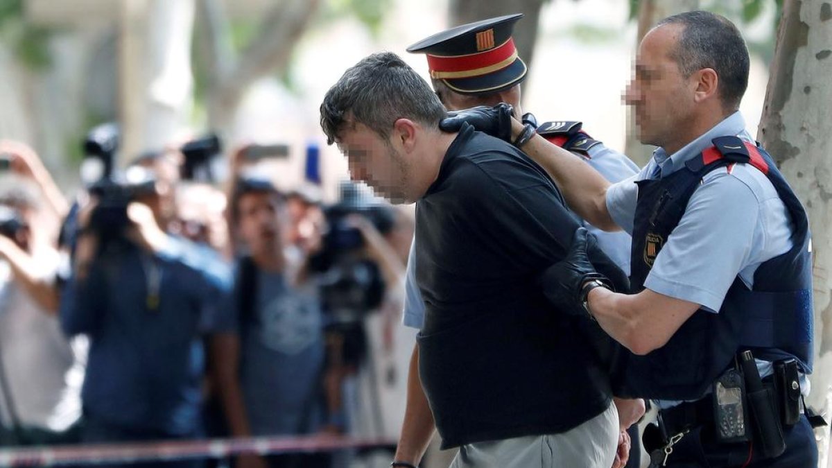 Imagen del traslado del presunto asesino de la niña de 13 años por parte de los Mossos.