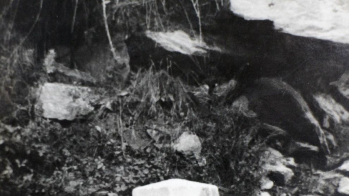 Imagen del documental en la que aparecen dos niñas en el monolito fronterizo de Pont de Rei.