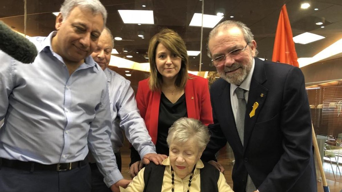 La Diputación de Lleida entrega en Israel a su destinataria una carta de su gemela escrita en 1944