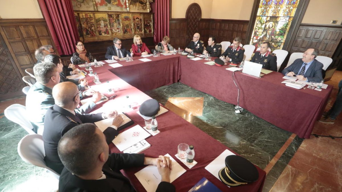 Imatge d’arxiu de mòbils, droga, joies i diners robats decomissats en una operació dels Mossos d’Esquadra.