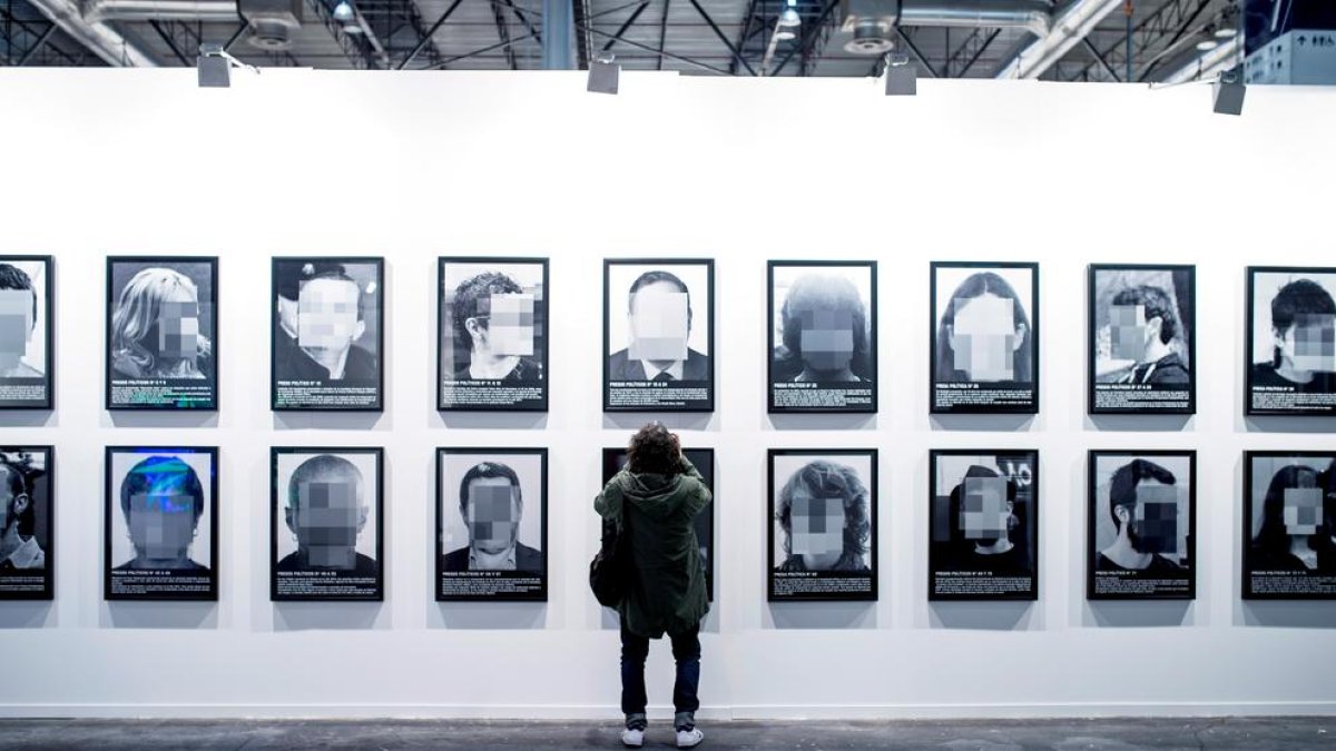 El conjunto fotográfico de Santiago Sierra, antes de que fuera descolgado del estand en la feria Arco.