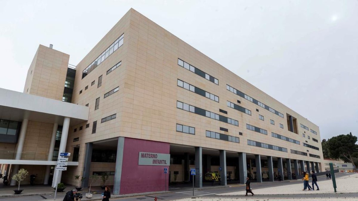 Vista del hospital Virgen de la Arrixaca de Murcia, donde dio a luz a una niña de 11 años el viernes.