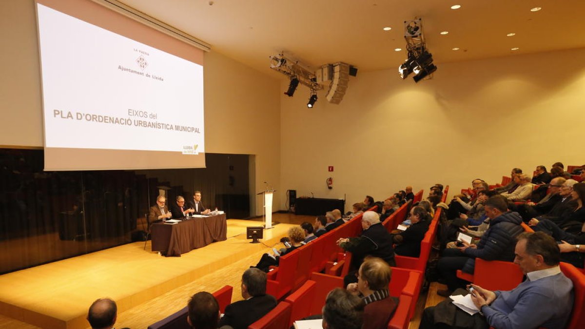 Presentación del nuevo POUM ante entidades y empresas leridanas en la Llotja.