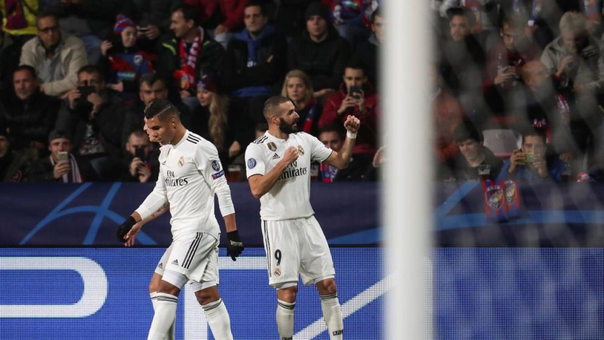 Jugadors del Madrid celebren un dels gols que van marcar ahir.