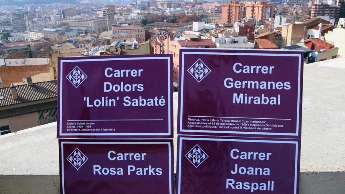 Placas de las calles Rosa Parks, Joana Raspall, Dolors Sabaté y Germanes Miraball de Lleida.