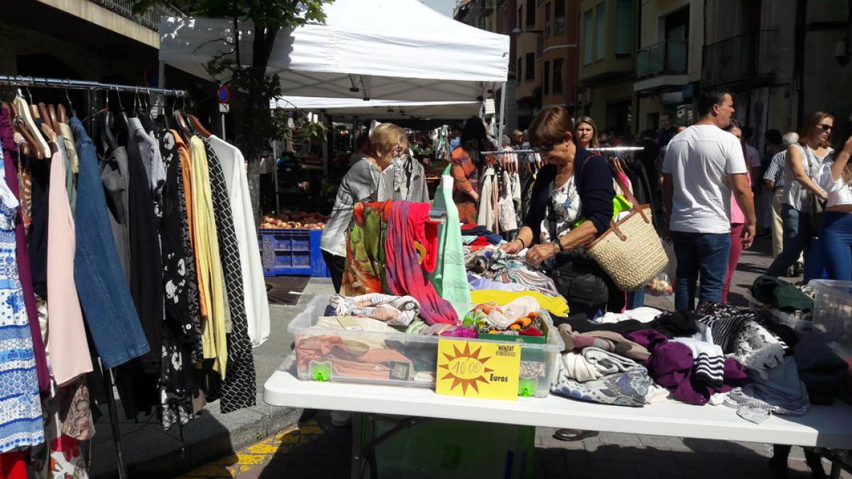 Quaranta comerços de La Seu participen al mercat de rebaixes 
