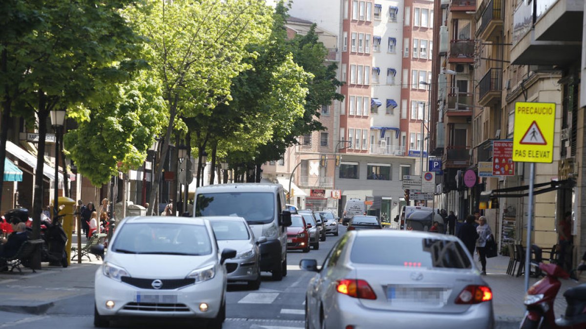 Vista del carrer Lluís Companys, en el punt on es va instal·lar recentment un pas elevat.