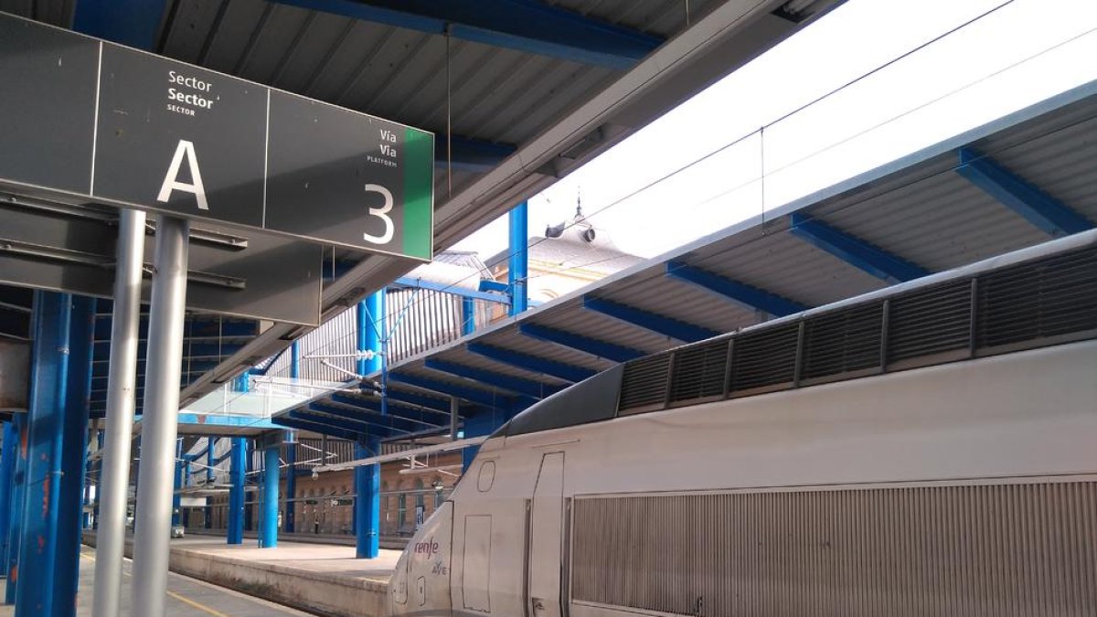 El AVE Madrid-Marsella averiado, ayer por la tarde en la estación de Lleida-Pirineus.