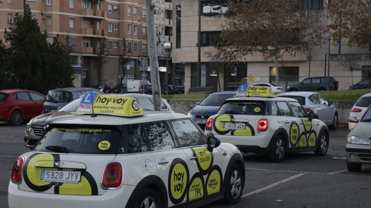 Coches de autoescuela en Lleida en una imagen de archivo.