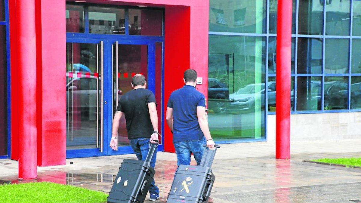 Dos agentes de la Guardia Civil durante el registro que practicaron en la comisaría de los Mossos de Lleida el pasado 19 de octubre.