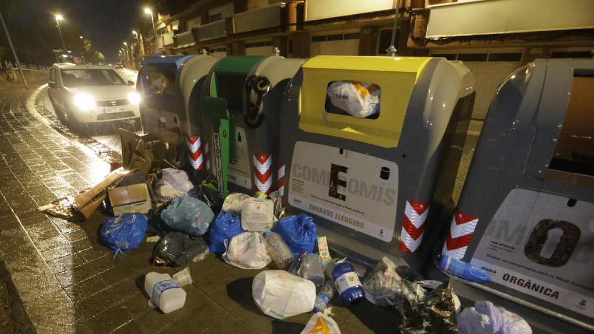 Illes de contenidors desbordades dilluns a Alpicat.